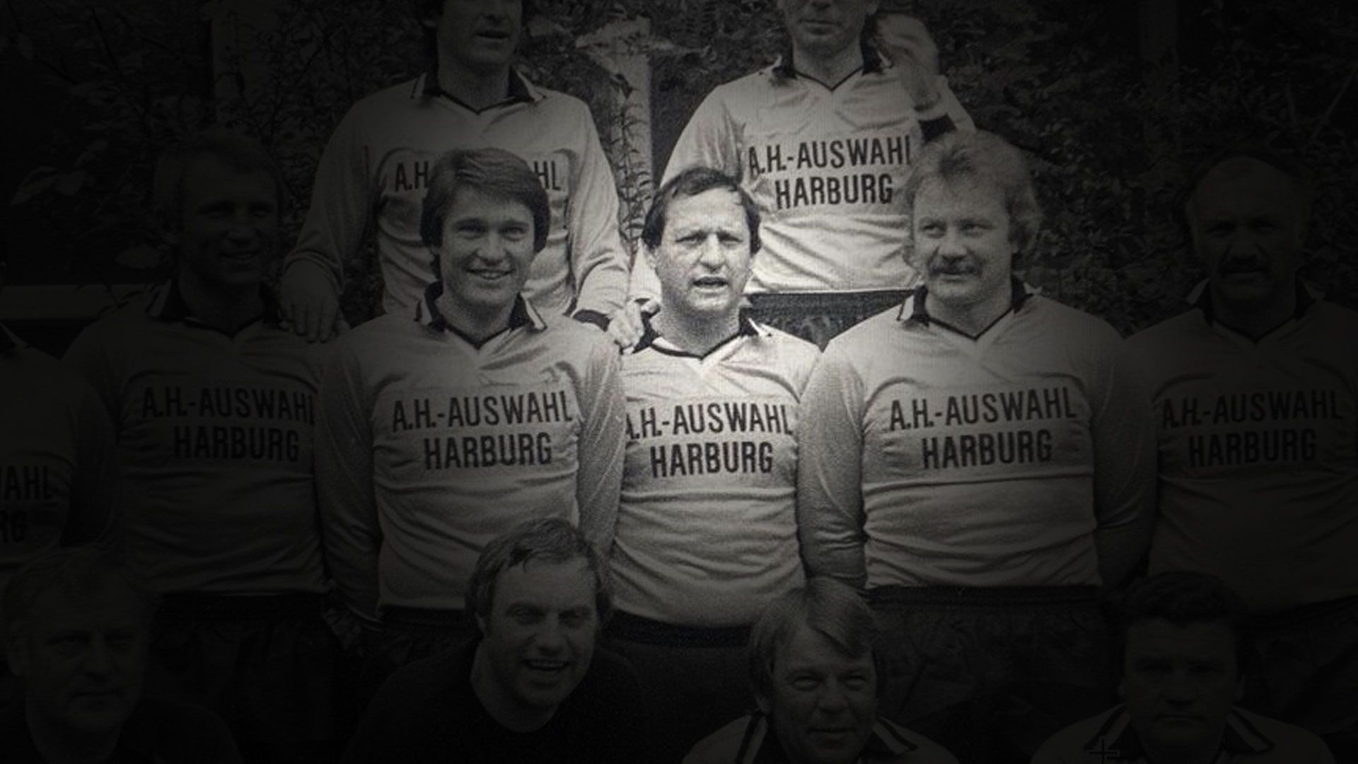 Reiner "Mieken" Stegenwallner ( hier mit der Harburger Altherren-Auswahl) zählte in den 1960er und 1970er-Jahren zu Harburgs bekanntesten Fußballspielern und -Trainern. | Foto: ein