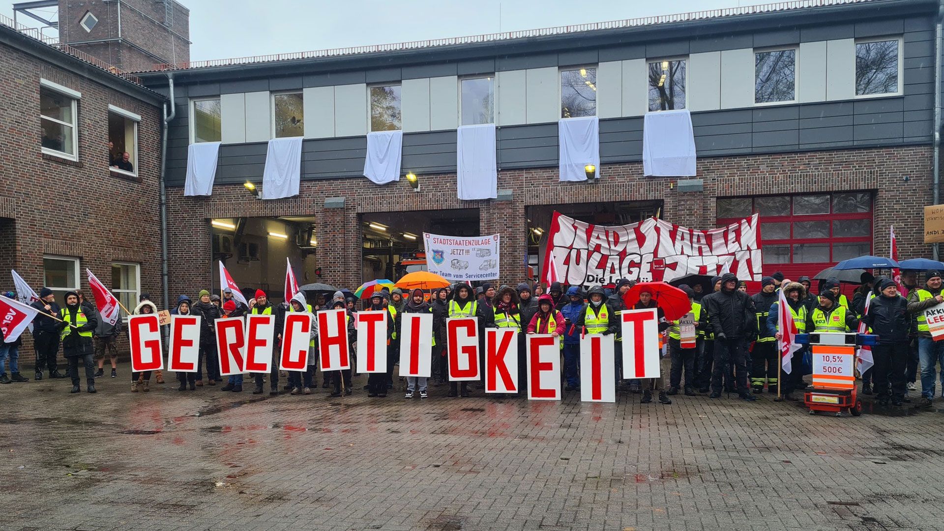 Wie hier in der Feuerwache in Barmbek kam es heute zu Protestaktionen der Feuerwehrleute. | Foto: Lenthe-Medien/Reimers