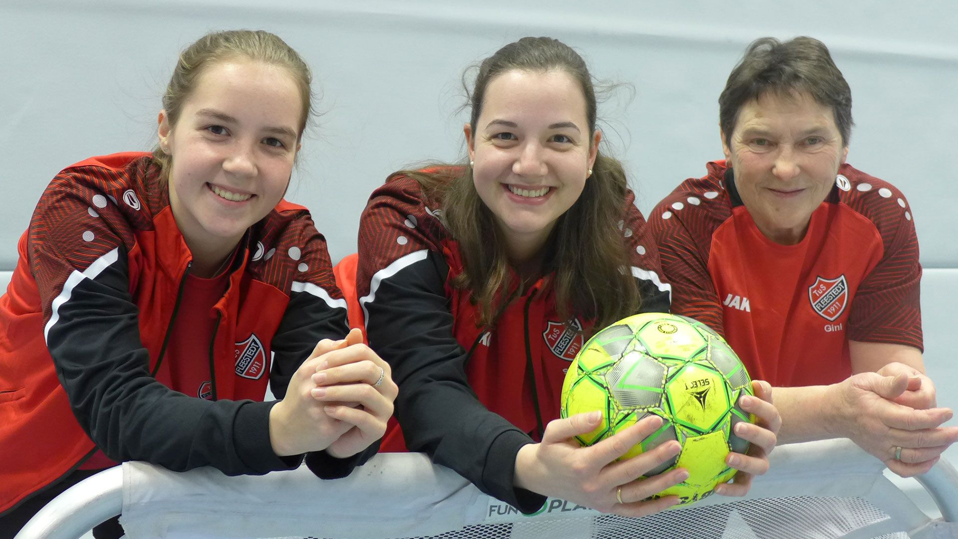 Amelie (17, von links)), Sophie (29) und Virginia (68) freuen sich auf weitere Mitspielerinnen beim Walking Football. | Foto: TuS Fleestedt