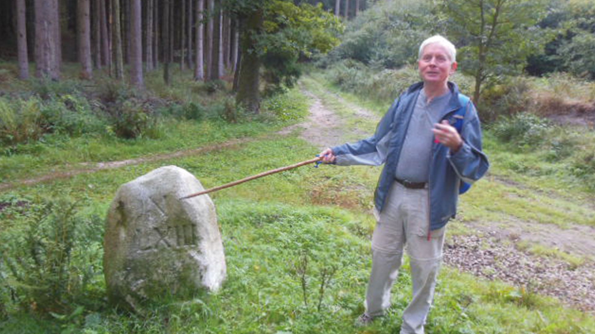 Mit dem Hobby-Archäologen Tracey Runciman zu den Grenzsteinen in Rosengarten. Foto: ein