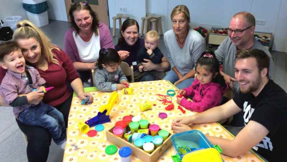 Schon jetzt ein gutes Team: Einige der Kinder aus der neuen DRK-Übergangskita Plaggenmoor mit Erziehern und Kita-Leitung in einem der vier Gruppenräume. | Foto: ein
