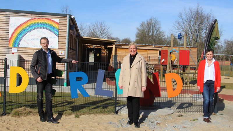 Andreas Eddelbüttel (von links), Gemeinde Seevetal, Leiter der Abteilung Familie, Schulen und Soziales, Seevetals Bürgermeisterin Martina Oertzen und Anke Aschoff, Leiterin der Kita Regenbogenkinderland. | Foto: ein