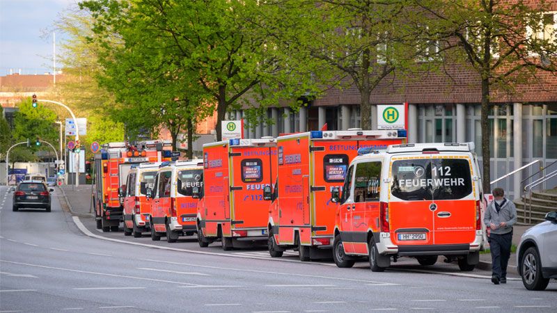 Polizei und Feuerwehr waren mit einem Großaufgebot vor Ort. | Foto: JOTO