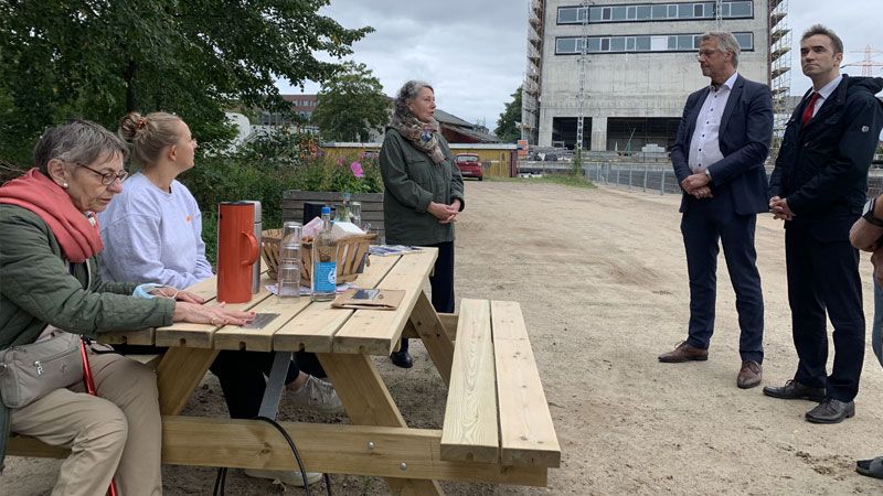 Zwei Tische mit Bänken übergaben der Lions-Clubs Hamburg-Harburg/Hafen an die Initiative "Wildes Wäldchen". | Foto: Werner Pfeifer