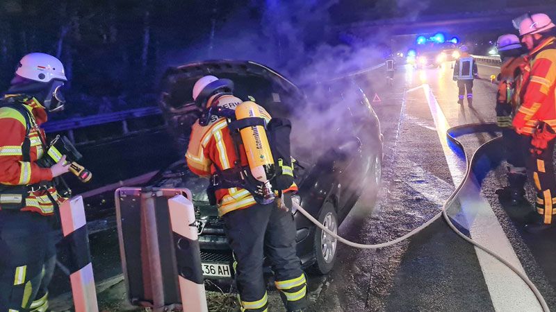 Im Maschener Kreuz auf der A1 stand am Montagabend ein PKW in Flammen. | Foto: ein