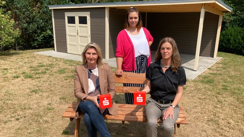 Silke Heitmann (von links, Sparkasse Harburg-Buxtehude), Ina Eskelsen (Familienbüro Winsen) und Mareille Kleemann (Landkreis Harburg) präsentieren den neuen Außen-Pavillon am Haus der Vereine. | Foto: Sparkasse