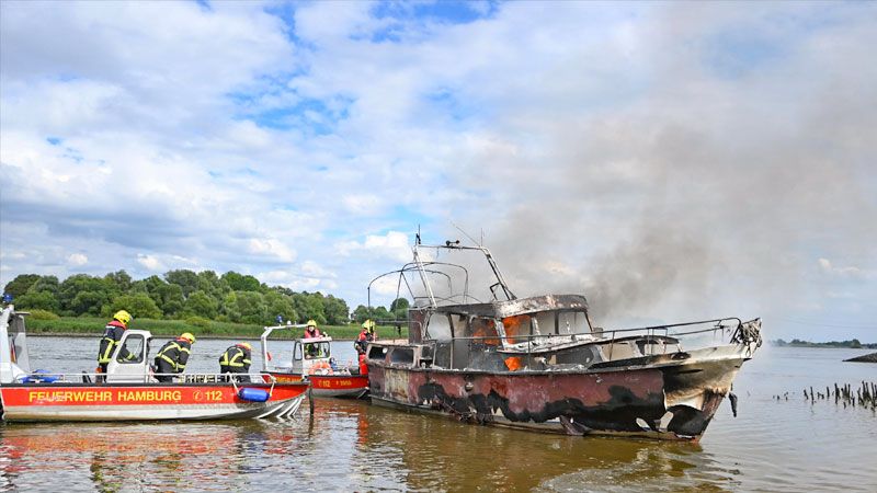 Am Montagnachmittag stand auf der Elbe bei Neuland ein Sportboot in Flammen. | Foto. HamburgNews