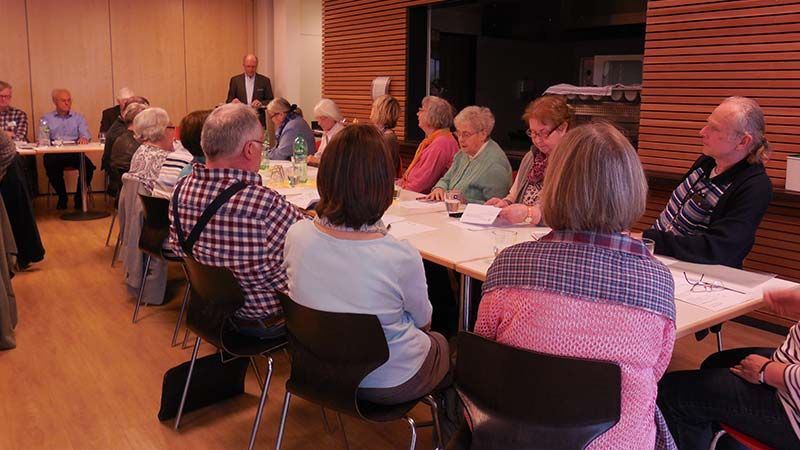 Horst Rademacher, engagierter Initiator und Vorsitzender des Vereins, berichtete während der harmonisch verlaufenen Mitgliederversammlung des Vereins "Miteinander-Füreinander" im Stieglitzhaus in Buxtehude über den aktuellen Stand des Vereinslebens und die geplanten Aktionen. | Foto: ein