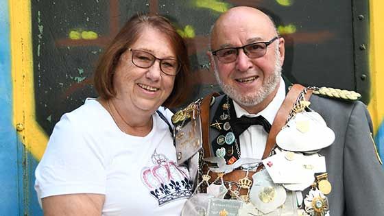 Die Heimfelder Schützen suchen am Wochenende einen Nachfolger für König Werner Pfitzner (hier mit Lebensgefährtin Monika Schlusnath). | Foto: Niels Kreller