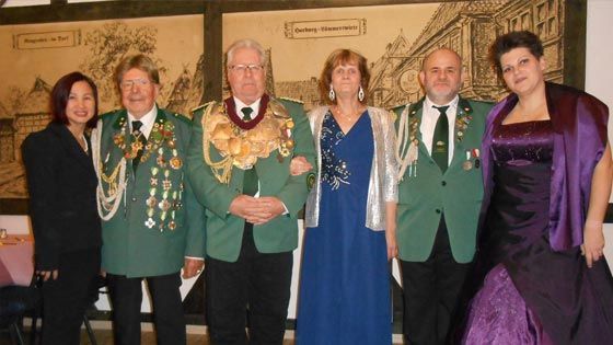 Das Hausbrucher Königsteam: Adjutant Folker Heinecke (von links) mit Alette Nguyen, König Hartmut Rust, Nicola Elkereit und Adjutant Daniel Posyniak mit Ehefrau Melanie. | Foto: ein