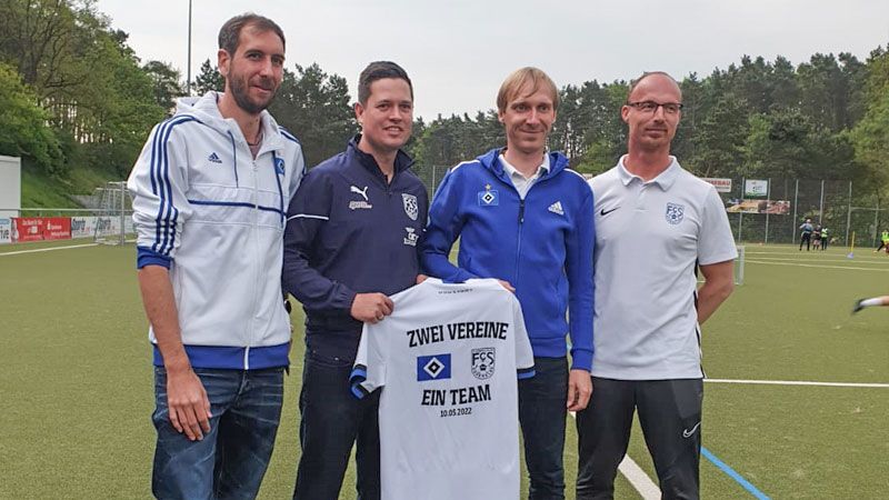 Zwei Vereine – ein Team. Beide Seiten freuen sich auf eine gute Zusammenarbeit. Von Links: Jan Zenner (Erster Ansprechpartner der Partnervereine in der Region), Marc Kolodzick (Jugendleiter FC Süderelbe), Sebastian Schmidt (Sportlicher Leiter im Grundlagen- und Aufbaubereich des HSV) und Bislim Miroci (Jugendkoordinator Aufbaubereich beim FC Süderelbe). | Foto: ein
