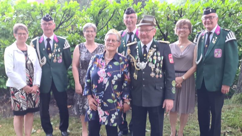 Der noch amtierende Schützenkönig des Vereins Sprötze/Kakenstorf, Gerhard Kröger, Ehefrau Ute und seine Adjutanten und Ehefrauen Margit  (von links) und Wilfried Kröger, Elke und Jürgen Baden, Silvia und Peter Kröger freuen sich schon riesig auf die tollen Tage in Sprötze und Kakenstorf. Sie haben den Schützenverein vorbildlich repräsentiert und trotz Corona-Einschränkungen viel Spaß gehabt. | Foto: ein