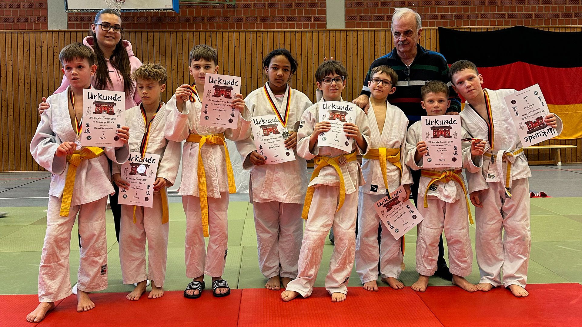 Die erfolgreichen U12-Judoka der HNT mit ihren Trainern Anastasia Malyschew und Michael Zart. | Foto: HNT
