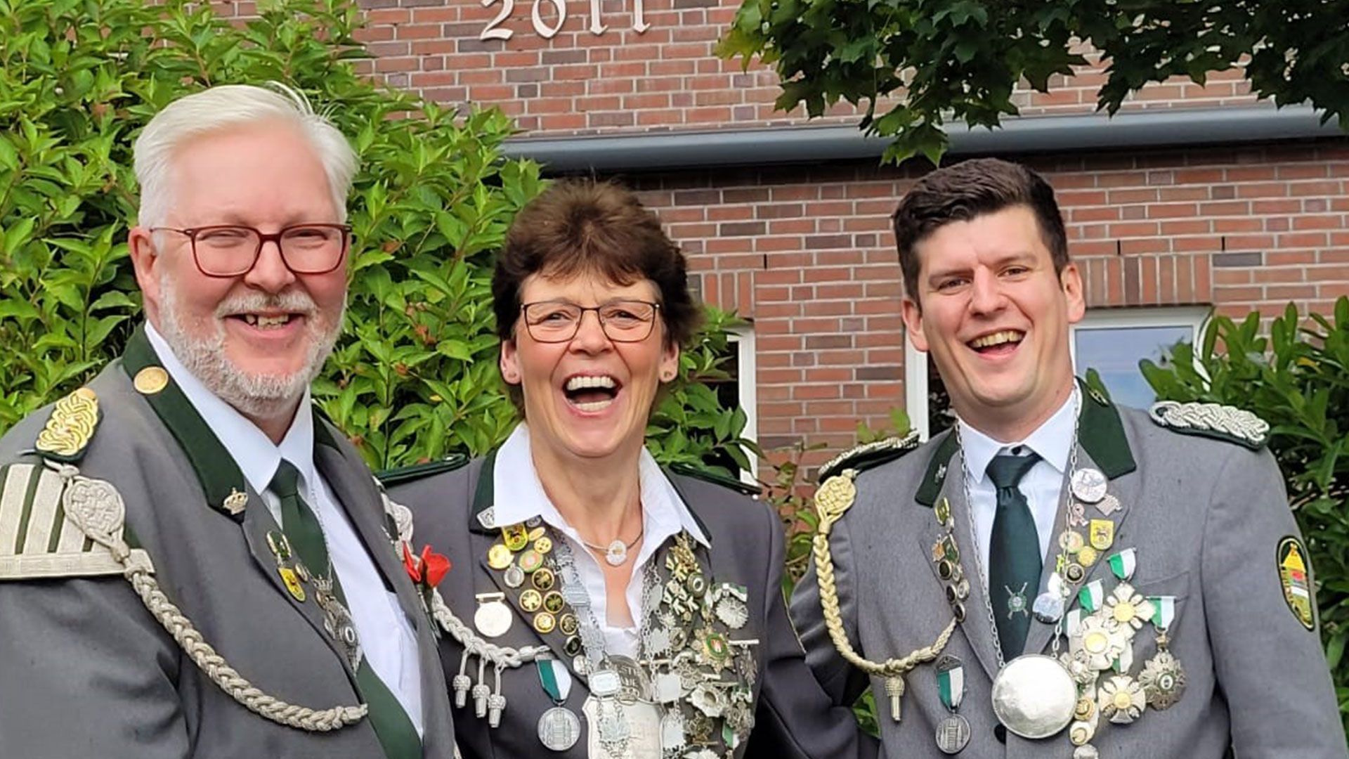 Die Damen- und Rosengarten-Königin Karin Pfaffenbach und Vizekönig Sören Spiekermann (rechts) und der engagierte Erste Vorsitzende des Vereins, Ralf Erhorn. Foto: ein