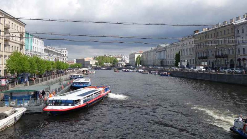 Einer der vielen Anziehungspunkte für Touristen in St. Petersburg ist vor allem in den Sommermonaten die Newa. | Foto: ein
