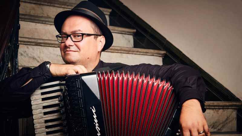 Musik-Kabarettist Frank Grischek in der Fischhalle Harburg. | Foto: ein