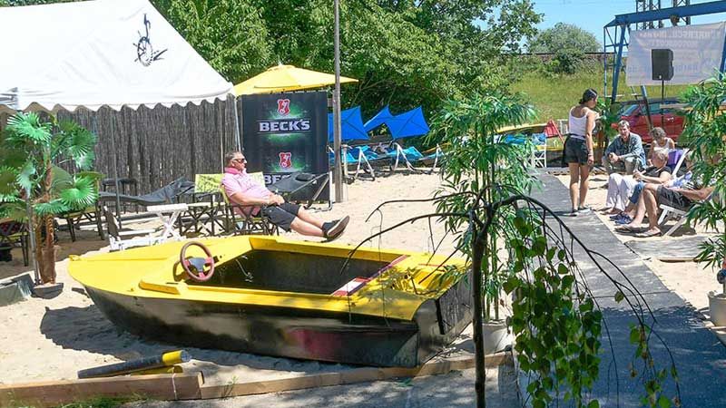 Im neuen Beach Club von HarbourTours.de lässt es sich gut chillen und WM schauen.