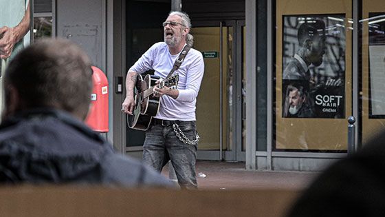 Den Auftakt zu den Straßenmusik-Touren machte in der vergangenen Woche Sammy Barry (hier vor der Kneipe Bla Bla). | Foto: Niels Kreller