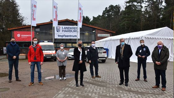Informierten sich über die Abläufe im Impfzentrum Buchholz: Konstantin Keuneke (von links, Landkreis Harburg), Alexander Jansen (Kreisbereitschaftsführer der Johanniter), Martina Riechers (Johanniter), Annerose Tiedt (Landkreis Harburg), Jan Bauer (Kreisbereitschaftsleiter DRK), Bernd Althusmann, Dr. Jörn Jepsen (Ärztlicher Leiter der Impfzentren in Buchholz und Winsen) und der Landtagsabgeordnete Heiner Schönecke. | Foto: Johanniter