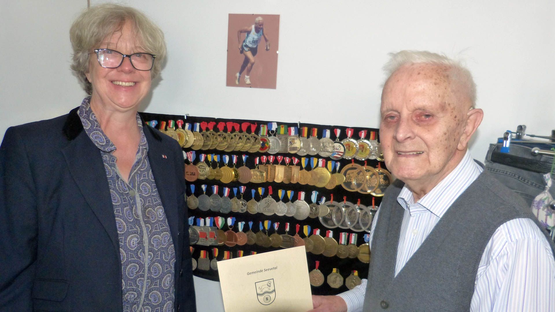 Seevetals Bürgermeisterin Emily Weede gratulierte dem Jubilar Horst Albrecht und überreichte ihm Glückwünsche zum 100. Geburtstag, zahlreiche Auszeichnungen sind im Hintergrund zu sehen. | Foto: Gemeinde Seevetal