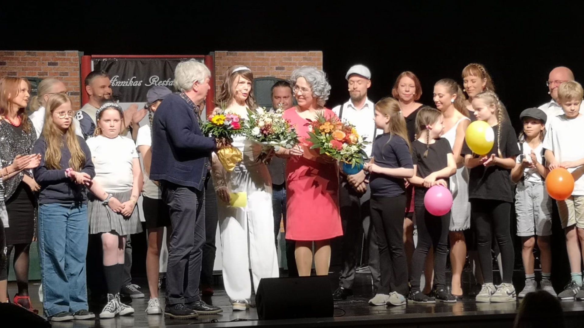 Strahlende Gesichter in der Burg Seevetal bei der  Musicalaufführung „Die Wunderwelt von Annika & Piet“ . | Foto: ein