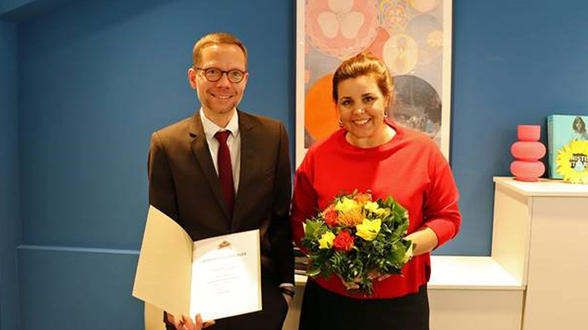 Anna Gallina übereichte Dr. Florian Schwill die Ernennungsurkunde zum Direktor des Amtsgerichts Harburg. | : Behörde für Justiz und Verbraucherschutz