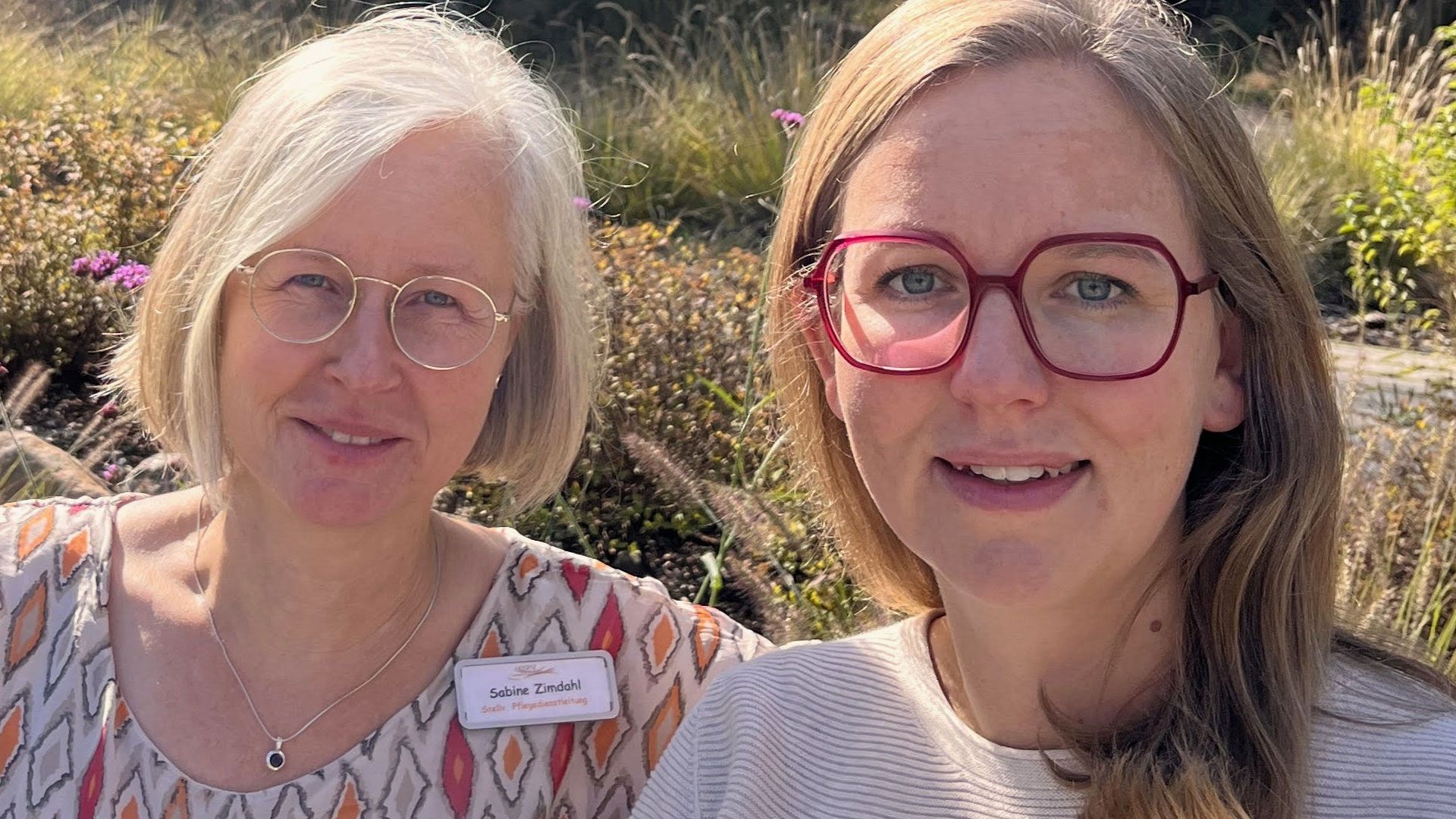 Sabine Zimdahl (links), stellvertretende Pflegedienstleitung im Hospiz Buchholz, und Pastorin Svenja Kluth, Seelsorgerin im Hospiz und im Krankenhaus Buchholz. | Foto: Hospiz Nordheide