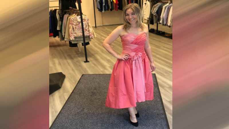 DRK-Mitarbeiterin Rosa Schlottau zeigt eines der eleganten Kleider, das sie bei der Modenschau am verkaufsoffenen Sonntag im DRK-Shop „Schwester Henny“ präsentieren wird.  | Foto: ein