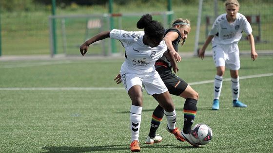 Gegen die Frauen vom FC St. Pauli waren die HTB-Juniorinnen chancenlos. | Foto: Jörg Staack