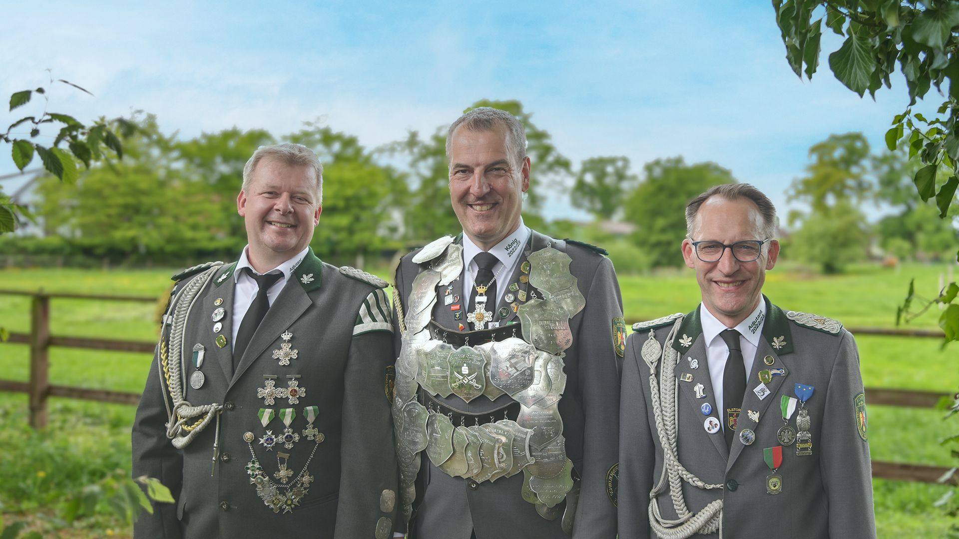 Elstorfs Schützenkönig Andreas Sommer, „de Jung vonne Kass“, ist mit seinen Adjutanten Michael Peters und Frank Heitkamp bereit für das Schützenfest. | Foto: Niels Kreller