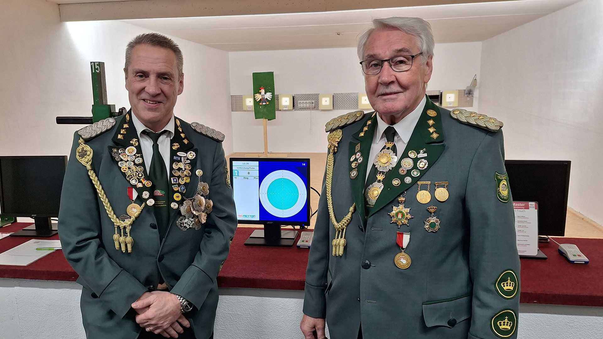 Michael John (links) und Karl-Heinz Ahlt schnitten im ersten Teil des Pokalschießens am besten ab. Foto: HHF