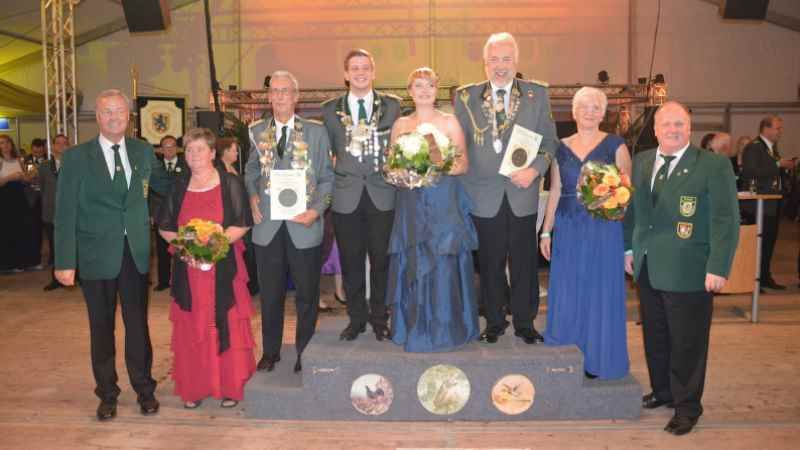 Die Erstplatzierten bei den Herren von links nach rechts: Vizepräsident Wilfried Stresow, Jürgen Burfeind und Gattin vom SV Asendorf (2. Platz), Kreiskönig Carl Diedrich und Begleitung von der Schützenkompanie Salzhausen, Hartmut Stöven und Gattin vom SV Tangendorf (3. Platz) und Präsident Volker Höper. | Foto: ein