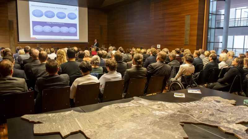 Die gut besuchte Wohnungsbaukonferenz in Harburg. | Fotocredit: Bente Stachowske/Bezirksamt Harburg