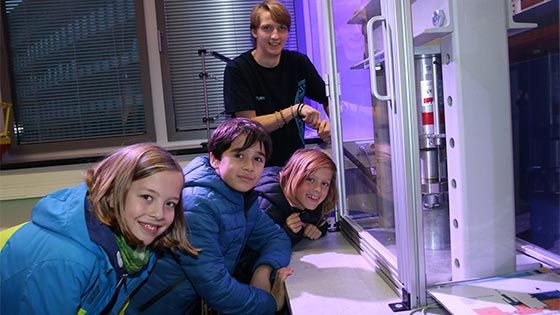 Die Maritime Nacht 2018: Besucherinnen und Besucher im DLR_School_Lab an der TUHH. | Foto: TUHH/C. Bittcher