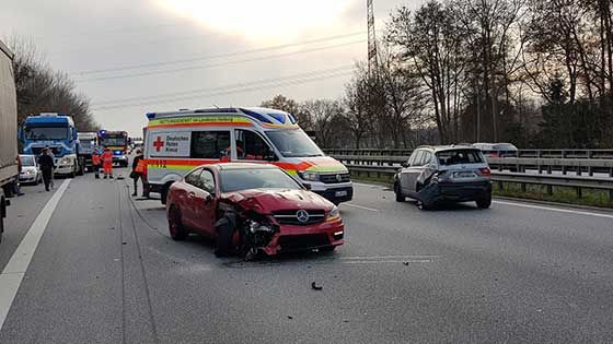 Dieser Verkehrsunfall auf der A 1 erforderte am Freitag den Einsatz der Feuerwehr Maschen sowie des Rettungsdiensts. | Foto: ein
