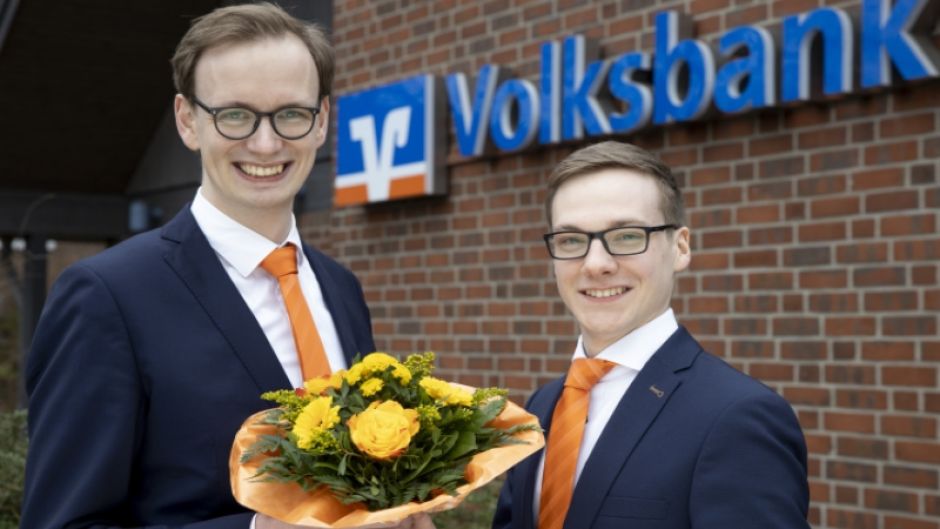 Führungswechsel bei der Volksbank in Stelle: Sebastian Bartels (links) begrüßt den künftigen Filialleiter Kevin Zwanbergs. | Foto: ein