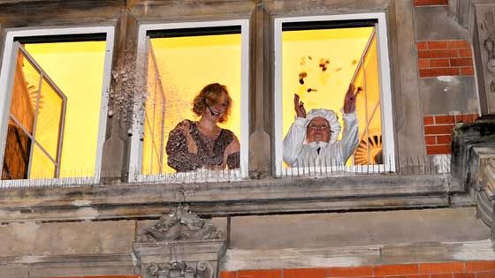 Am Samstag kommt Frau Holle auf den Harburger Weihnachtsmarkt. Dann lässt sie es schneien und Goldtaler für die Kids regnen. | Foto: MSSP