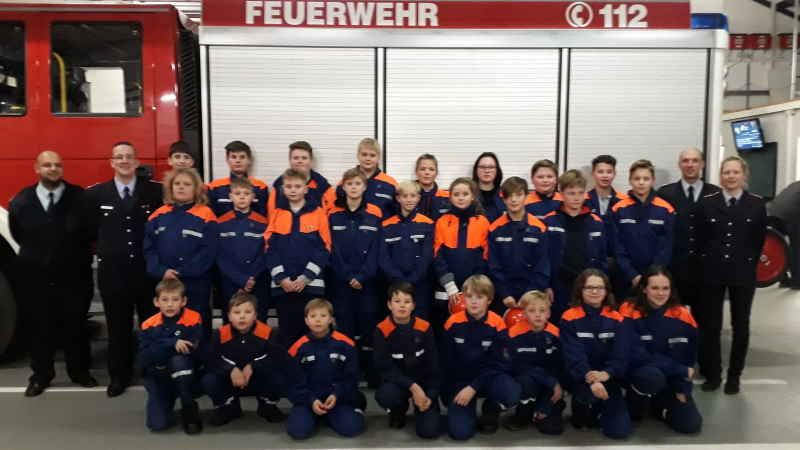Stelles Gemeindejugendfeuerwehrwart Sebastian Beecken(Zweiter von links) und die Jugendwarte der Feuerwehren Fliegenberg/Rosenweide und Stelle beglückwünschten die Jugendlichen zu ihren Leistungen. | Foto: ein