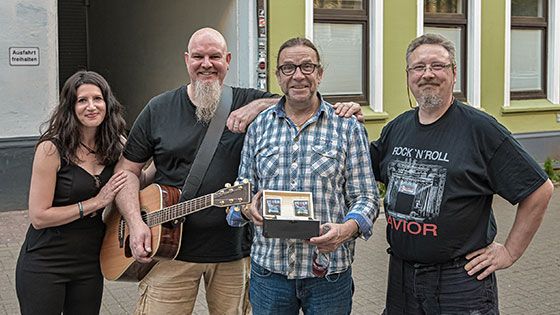 550,- Euro aus einer Soli-Aktion konnten Mandi und Motte Mottlau von Frollein Motte (1. & 2. v. L.) und Christian Schneider von Jukebox-Rockshow (rechts im Bild) in einem ersten Schritt am Samstag an Heimo Rademaker von Marias Ballroom übergeben. | Foto: Niels Kreller