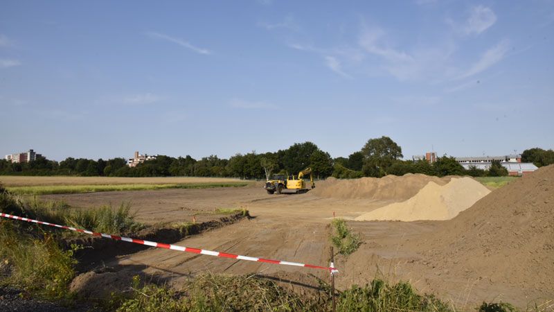 Zwischen Meckelfeld und Glüsingen entsteht an der Glüsinger Straße bis Oktober eine Flüchtlingsunterkunft für bis zu 132 Personen. | Foto: Hamann