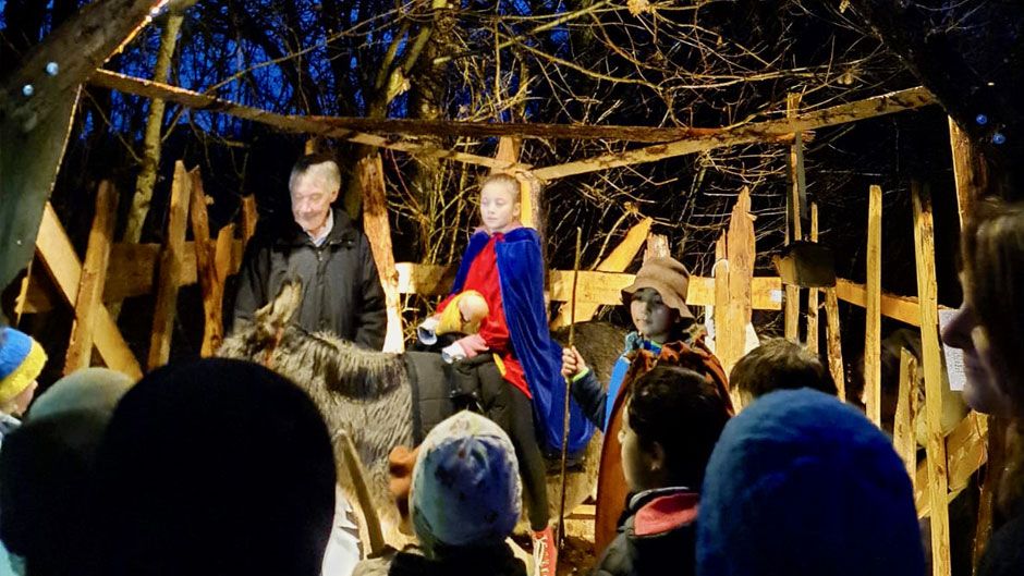 Der aufgebaute Stall von Bethlehem mit Peter Johannsen, Maria (Marlin Bojarski) und Joseph (Nour Bouchiba) und dem Esel Lotte. | Foto: F. Fintrup