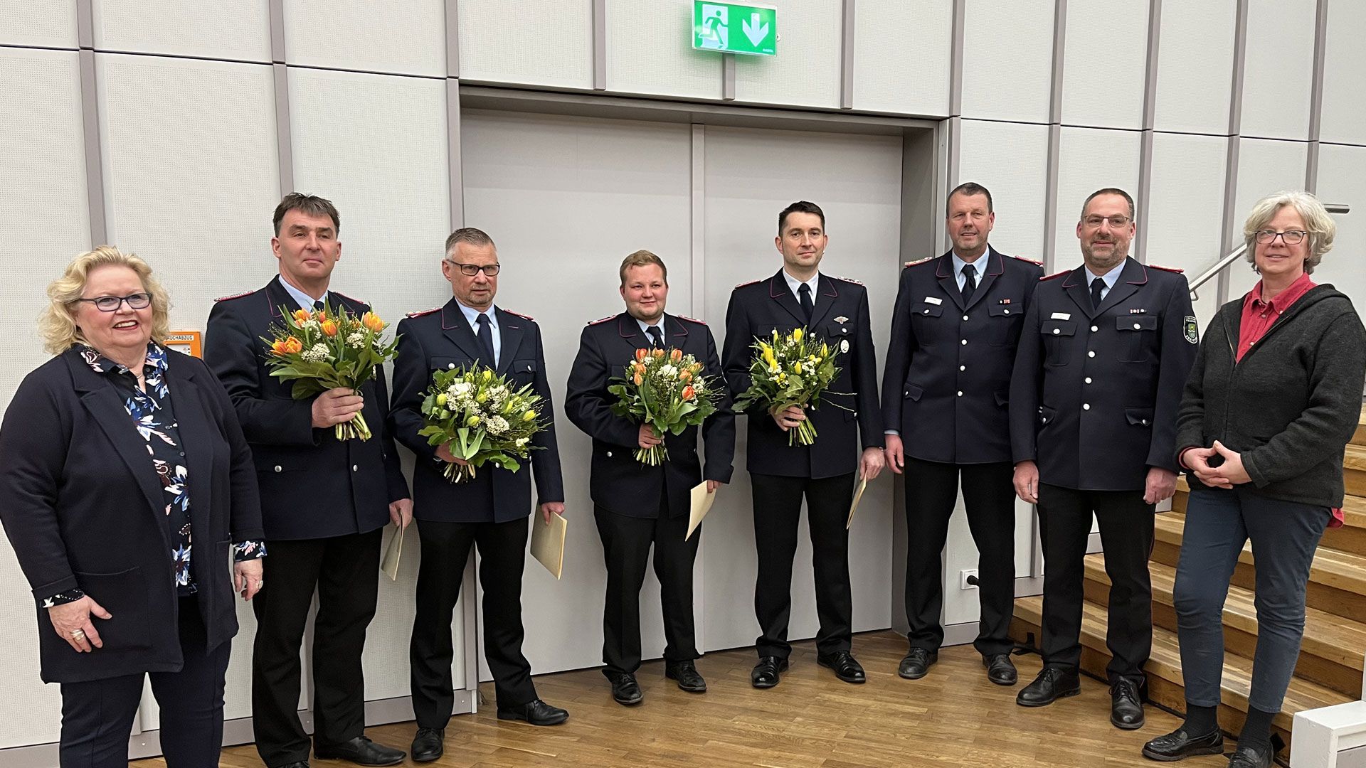Über die Ernennungen bei der Feuerwehr Seevetal freuen sich Ratsvorsitzende Angelika Tumuschat-Bruhn (von links), Hartmut Maack, Torsten Meyer, Marvin Niemeyer, Florian Butzloff, Andreas Brauel, Gemeindebrandmeister Rainer Wendt und Bürgermeisterin Emily Weede. | Foto: Gemeinde Seevetal