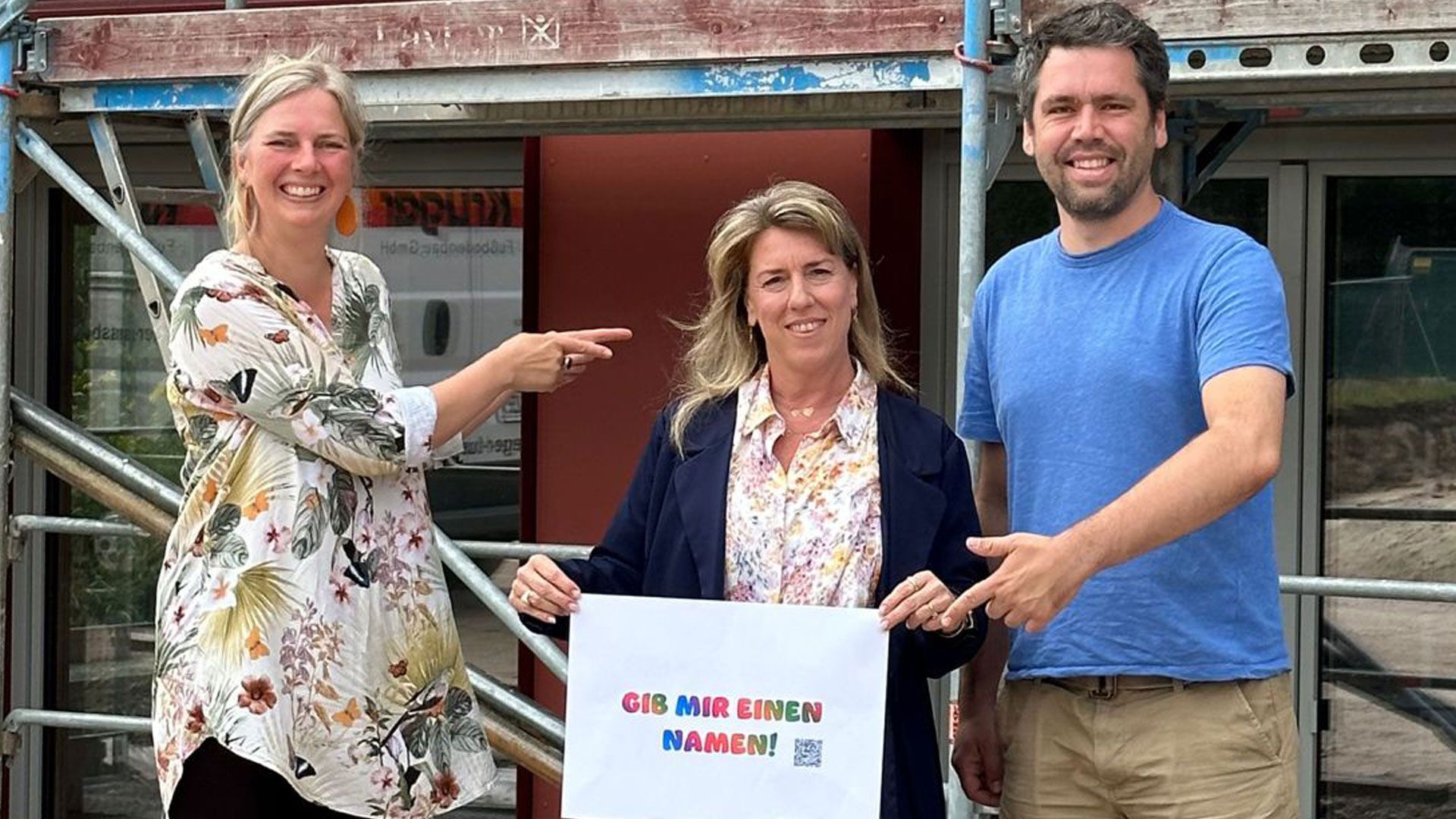 Projektleiterin Ömür Karabakan-Agemo (Mitte) vom DRK Harburg stehen Tina Reuter (links) von den Nachbarschaftsmüttern Neuwiedenthal sowie Jan Gefe von den Elternlotsen Süderelbe in der Eröffnungsphase des Quartiershauses am Ohrnsweg zur Seite. | Foto: DRK HH-Harburg