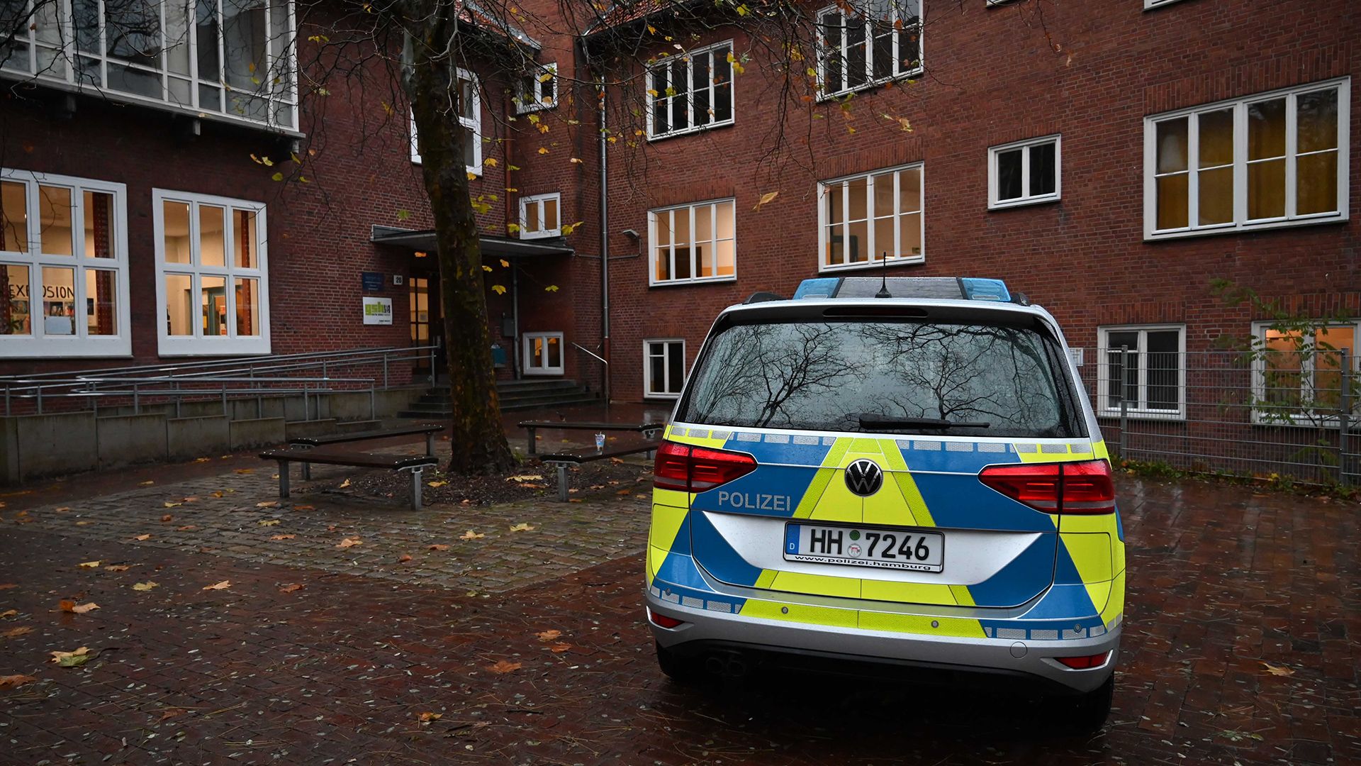 An der Goethe-Schule Harburg am Standort Bunatwiete wurden heute Jugendliche von einem anderen Heranwachsenden mit einer Pistole bedroht. | Foto: HamburgNews