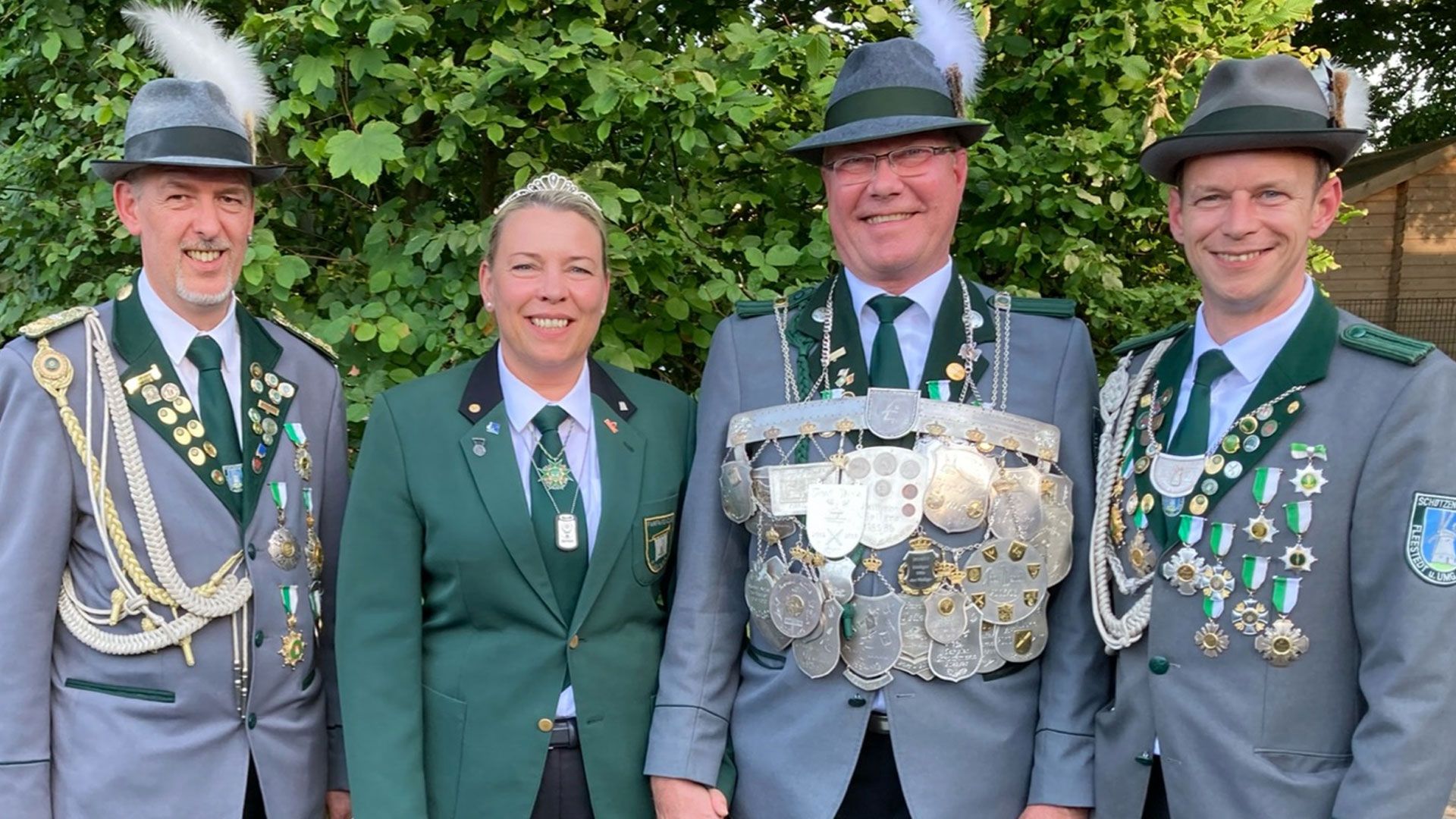 Das Königspaar Lars, “der Weltenbummler” und Janina Delissen mit den Adjutanten Carsten Brockmann (links) und Nico Heitmann. | Foto: SV Fleestedt
