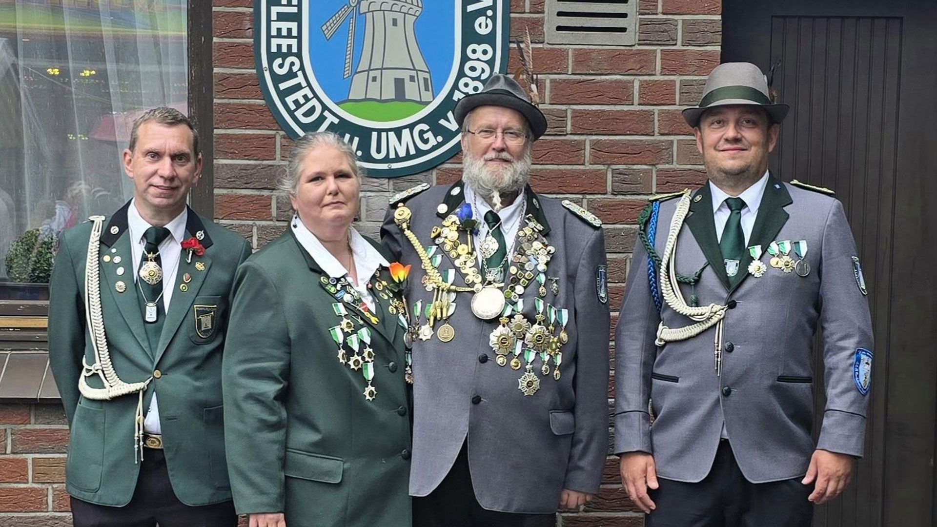 Neuer Schützenkönig in Fleestedt ist Stephan Sojka (3.v.l.). An seiner Seite stehen seine Frau Maike und die beiden Adjutanten Sven Tobaben (links) und Jan Gagelmann. Foto: ein