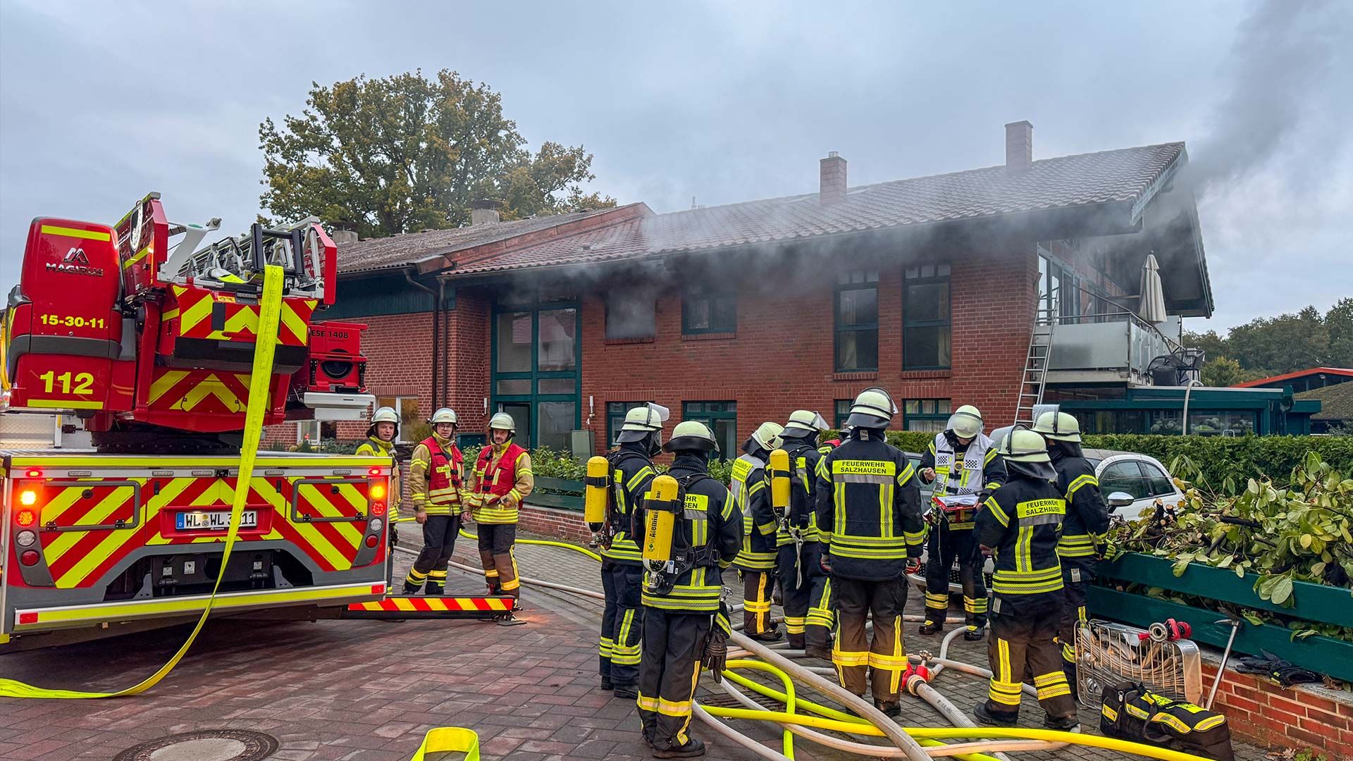 das Feuer in dem Mehrfamilienhaus beschädigte mehrere Wohnungen. Foto: JOTO