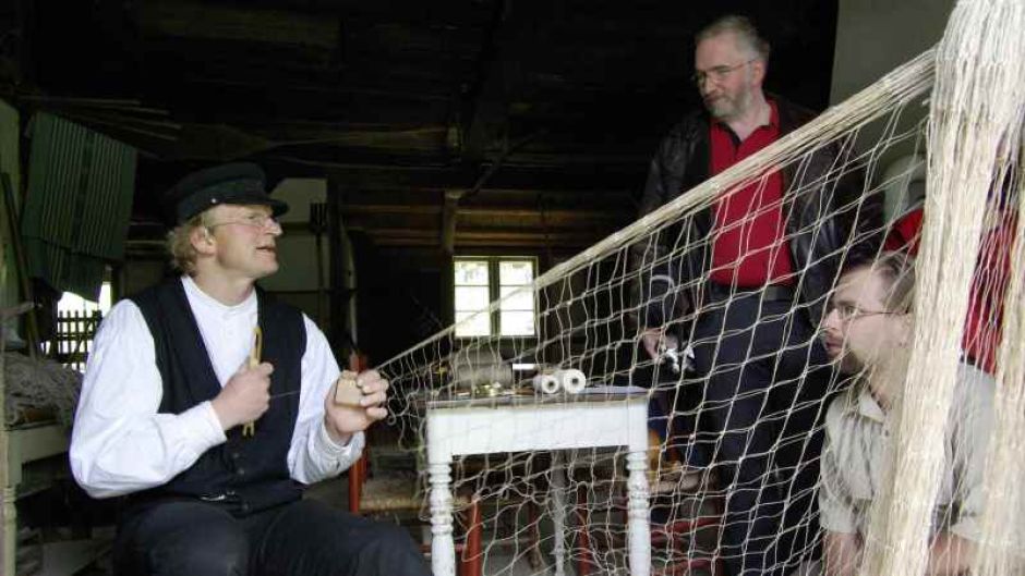 Der Fischer und seine Familie knüpfen die Netze. | Foto: ein