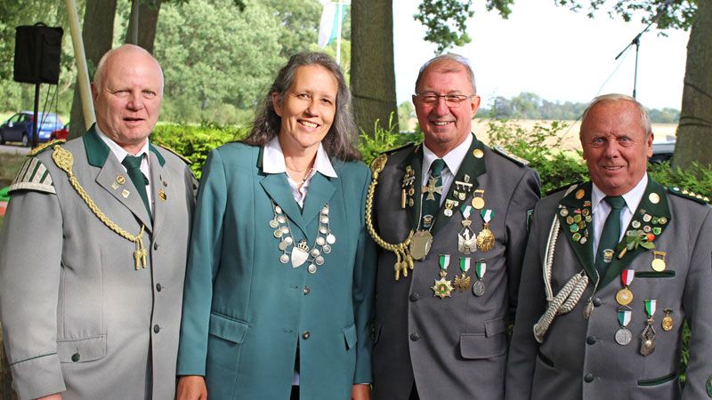 Jörg Petersen (von links), Damenkönigin Kirsten Petersen, Vizekönig Hein-Peter Freyse und sein Adjutant Karl-Heinz Maibohm wollen den Maschener Schützenverein würdig vertreten. | Foto: ein