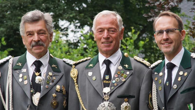 Hittfelds König Carl-Heinz Röntsch  (Mitte) freut sich mit seinen Adjutanten Heiner Weseloh (links) und Jens Dehrmann auf das Schützenfest. | Foto: ein